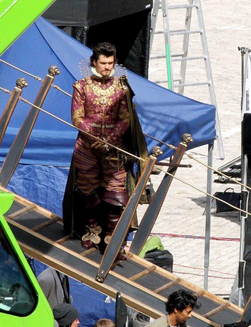 http://content.promiflash.de/article-images/w500/orlando-bloom-in-historischer-kleidung.jpg?r=1
