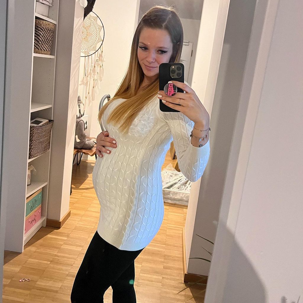 schwangere sexpuppe Sexpuppe Liegt Unter Einer Decke Auf Dem Bett Stockfoto main image 0