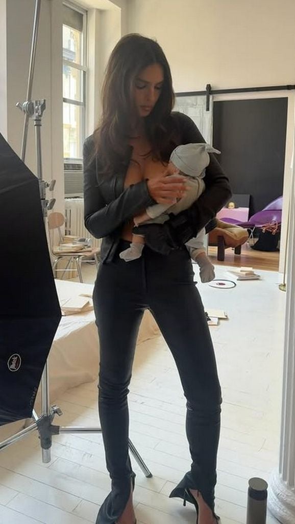Emily Ratajkowski hinter den Kulissen ihres Fotoshootings