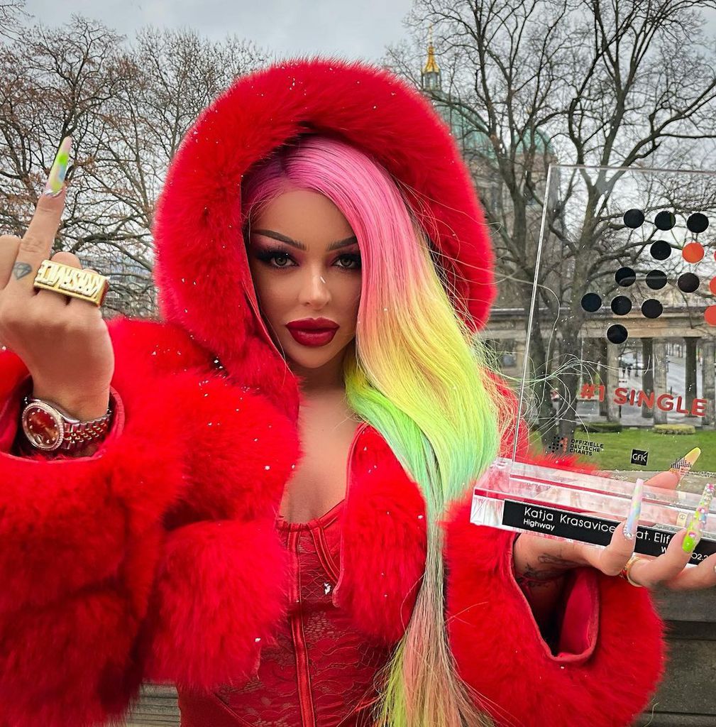 Vibrator in Album-Box: Katja Krasavice stillt Fan-Sehnsüchte