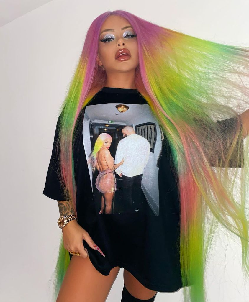 Vibrator in Album-Box: Katja Krasavice stillt Fan-Sehnschte