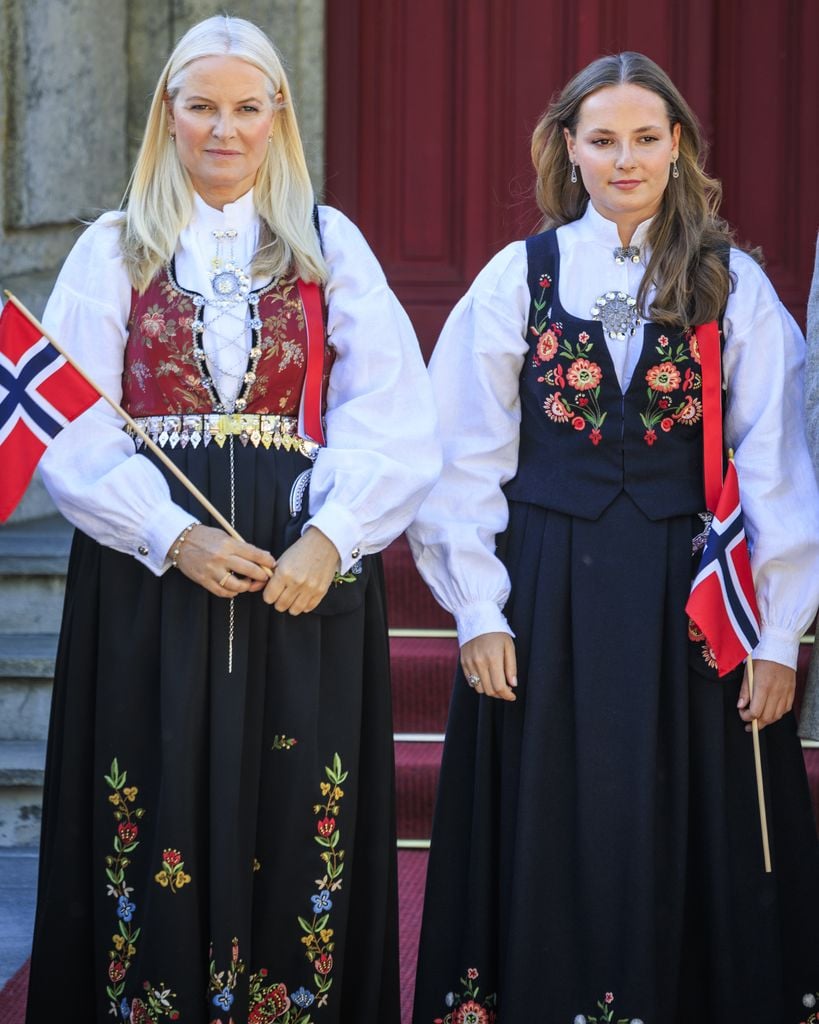 Kronprinzessin Mette-Marit und Prinzessin Ingrid Alexandra feiern den norwegischen Verfassungstag in Skaugum, Oslo, 17. Mai 2025