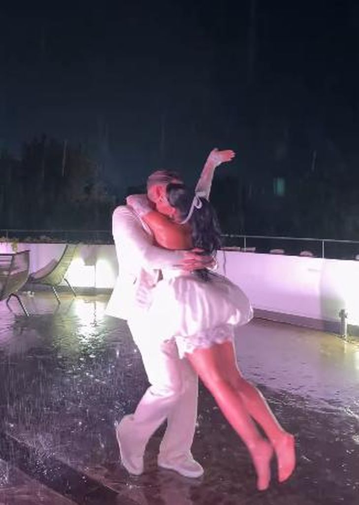 Erster Hochzeitstag: Leyla und Mike Heiter tanzen im Regen