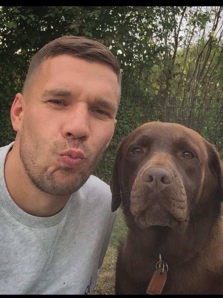 Lukas Podolski và chú chó Holly của anh ấy
