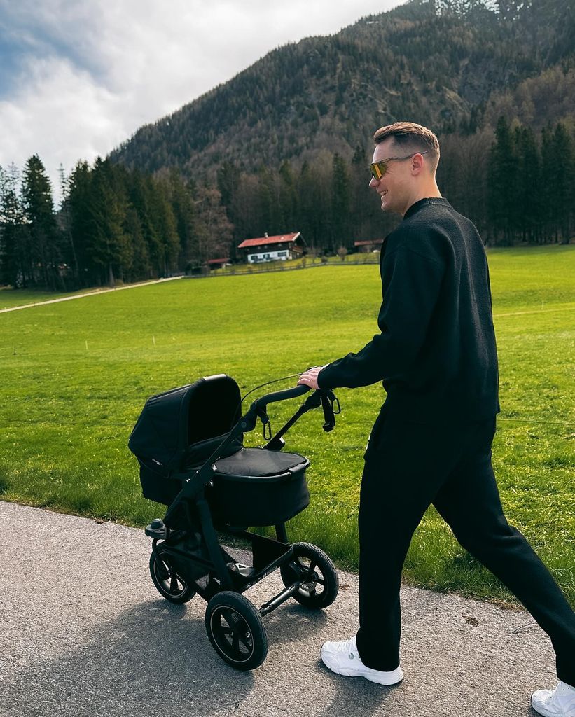 Osterspaziergang: Hier ist Manuel Neuer mit Baby unterwegs!