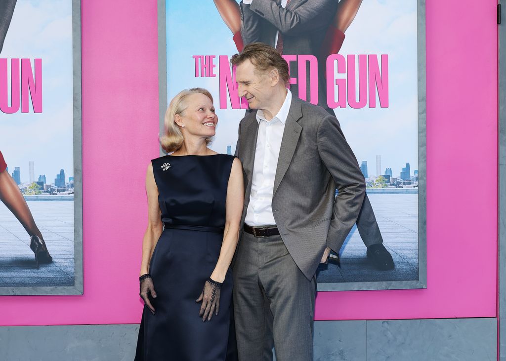 Pamela Anderson und Liam Neeson im Juli 2025