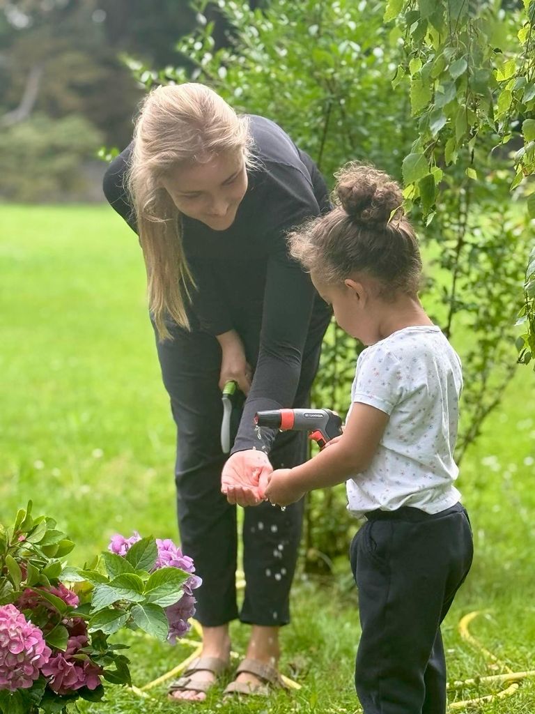 Patrice Aminati mit ihrer Tochter im Juli 2025