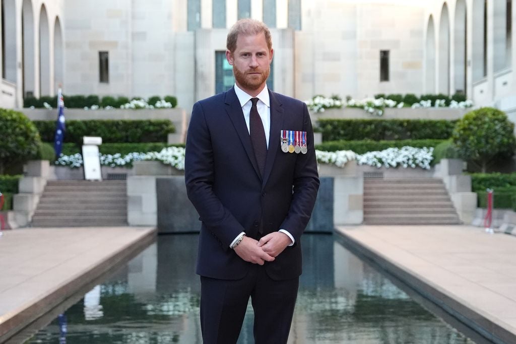Prinz Harry steht am Pool of Reflection des Australian War Memorial in Canberra