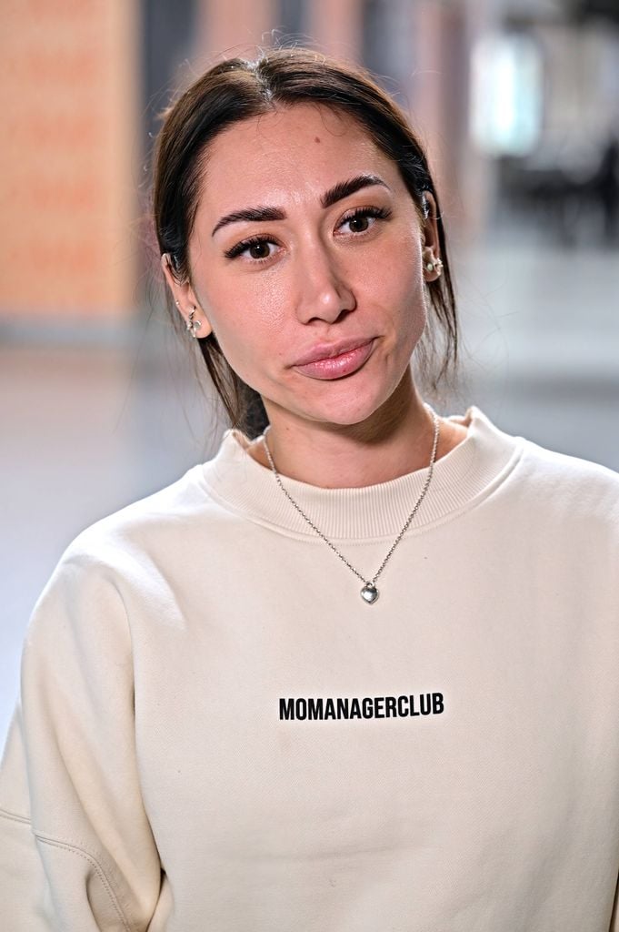 Samira Yavuz am Flughafen Frankfurt vor dem Abflug zum RTL-Dschungelcamp 2026