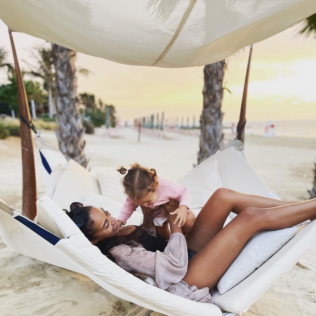 Sarah Joelle Jahnel và Lia Faé Agnes