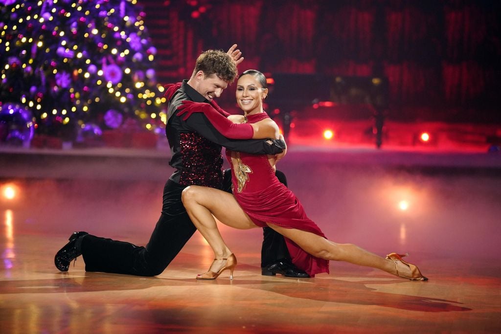 Valentin Lusin und Nazan Eckes bei "Let'sDance - Die große Weihnachtsshow 2025"