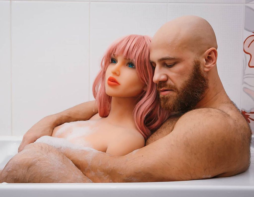 Sexpuppen-Ehemann Yuri: Obst & Objekte bringen ihm Orgasmus