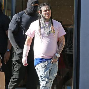 Über Hund gestolpert: Rapper 6ix9ine hat sich Arm verletzt!