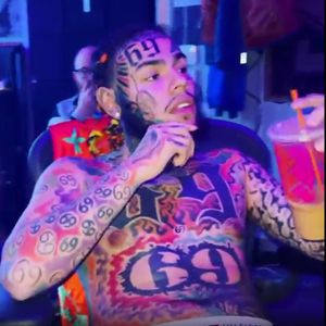 Rapper 6ix9ine mit Zottelbart und megabunten Tattoos zurück