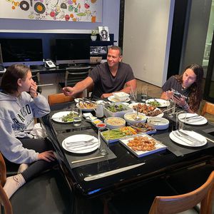 Leere Teller: Vermissen A-Rod und Töchter J.Lo beim Dinner?