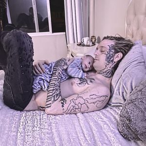 Süßes Foto: Aaron Carter kuschelt mit seinem Sohn im Bett