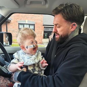So geht es Aaron Chalmers' Sohn (1) nach der Notoperation
