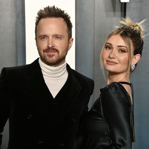 Geburt bestätigt? Aaron Paul und Lauren spazieren mit Baby