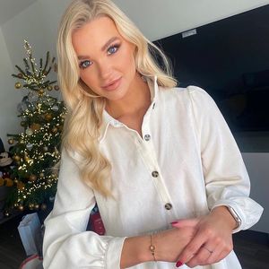 Stolze Singlelady: Abbie Quinnen elegant in schwarzem Anzug
