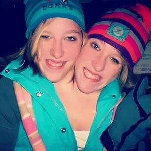 Siamesische Zwillinge Abby und Brittany müssen Gehalt teilen