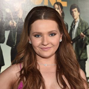 Abigail Breslin mit Eulen auf dem roten Teppich