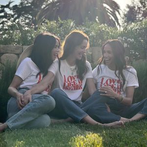 Herzogin Meghan posiert lässig in "Love Like A Mother"-Shirt