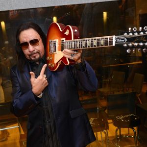 Erster Auftritt: KISS gedenken Ace Frehley (†) auf der Bühne