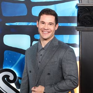 Adam DeVine spricht offen über schweren Unfall mit Laster