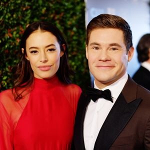 Nach Baby: Chloe Bridges schätzt Adam DeVine als Papa