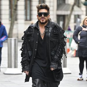 Leder und Ketten: Adam Lambert stylish in London unterwegs