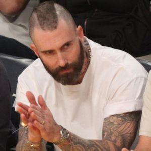 Irokesen-Look: Adam Levine setzt auf Bürstenschnitt und Bart