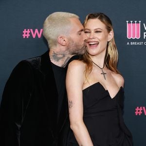 Behati Prinsloo und Adam Levine ganz verliebt auf Red Carpet