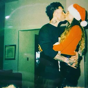 Seltenes Foto: Hier küsst Adam Levine seine Ehefrau Behati