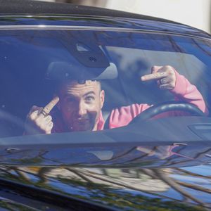 Irrer Blick: Maroon-5-Hottie Adam Levine zeigt Mittelfinger