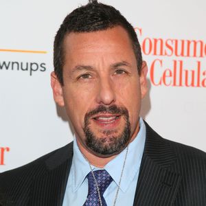 Nach Hüftoperation: Adam Sandler ist mit Gehstock unterwegs