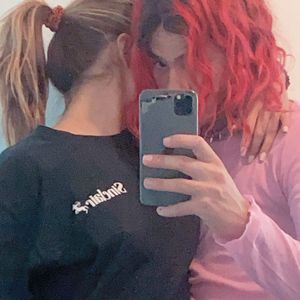 Fingernagel-Indiz: Kuschelt Addison Rae hier mit Omer Fedi?