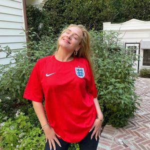 Trotz Niederlage: Sängerin Adele trägt stolz England-Trikot