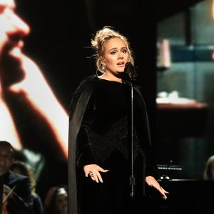 In hautengem Kleid: Adele feiert eine private Release-Party