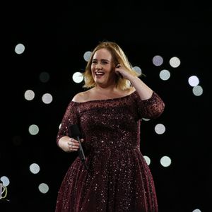 Schlagkräftig: Adele kämpft auf der Bühne mit Moskitos!
