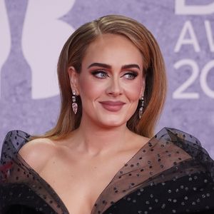 Wegen Verlobungsgerüchten? Adele ohne Mega-Klunker unterwegs