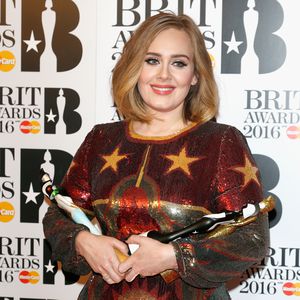 Erster Twitter-Post 2019: Adele fordert Fans zur Wahl auf!