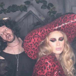 Hier präsentiert Adele ihre schlanke Figur als Piraten-Braut