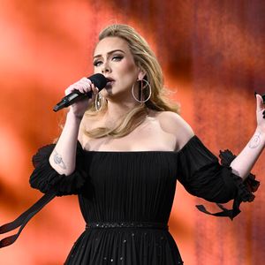 Bandscheibe abgenutzt: Adele klagt über fiese Rückenprobleme