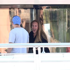 Witzige Fotos: Adele zieht im Italien-Urlaub wilde Grimassen