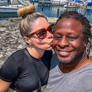 Blaue Feder: Mola Adebisi und Adelina bekommen einen Sohn!