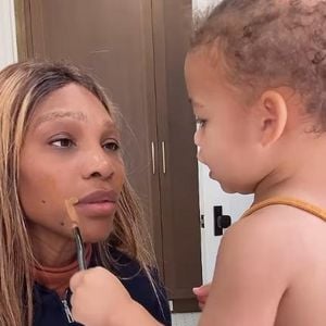 Süßer Clip: Serena Williams wird von Töchtern geschminkt