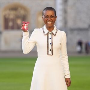 Prinz William ehrt Adjoa Andoh mit britischem Ehrenabzeichen