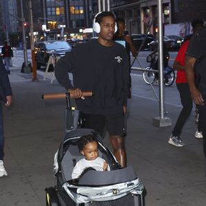 A$AP Rocky spaziert ganz lässig mit seinen Kindern durch NYC