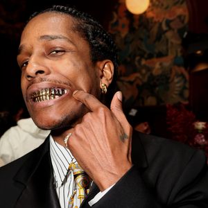 A$AP Rocky präsentiert stolz seine goldenen Beißer auf Party