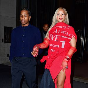 Lässig oder doch schräg? Rihanna feiert in rotem Print-Kleid